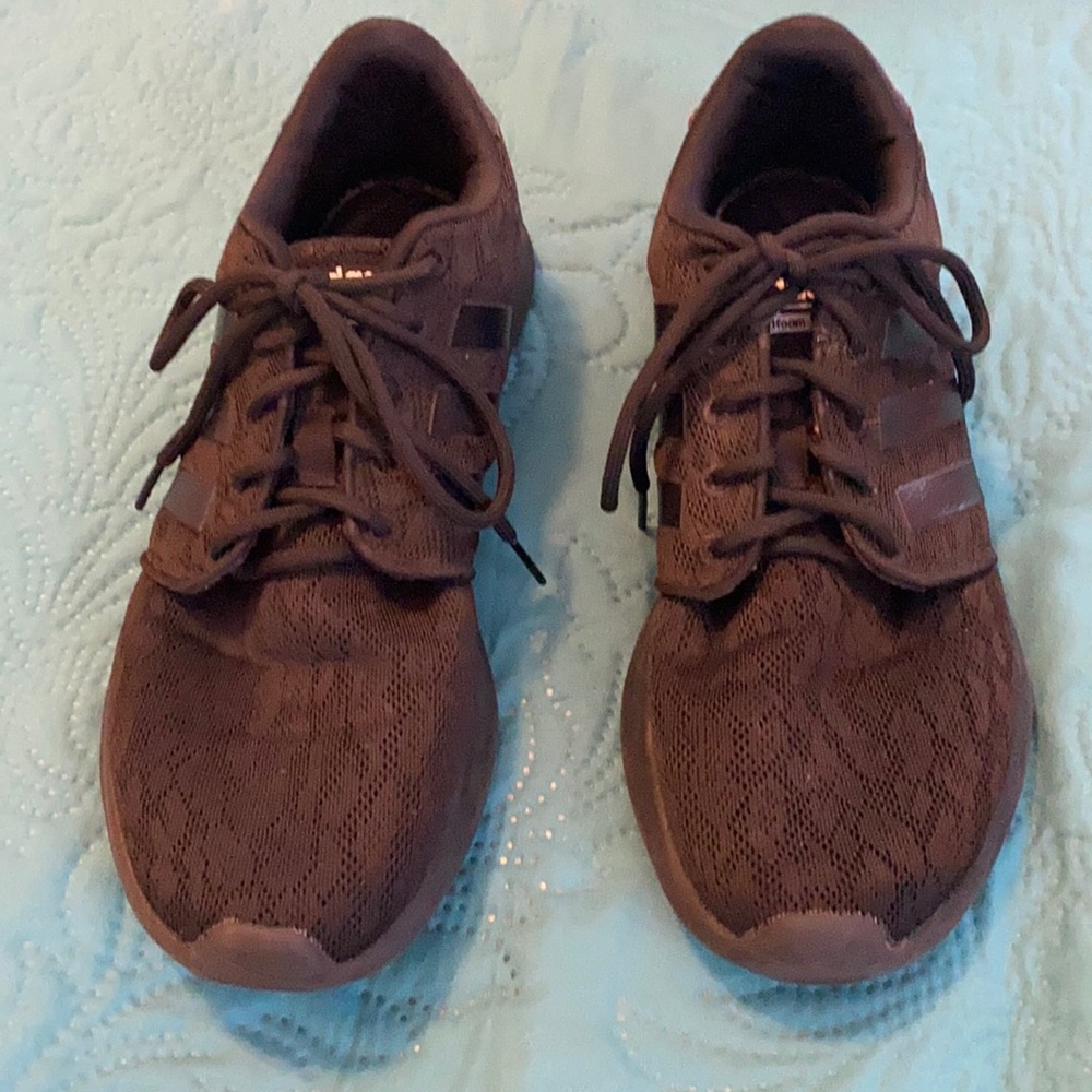 Adidas women’s tennis shoe